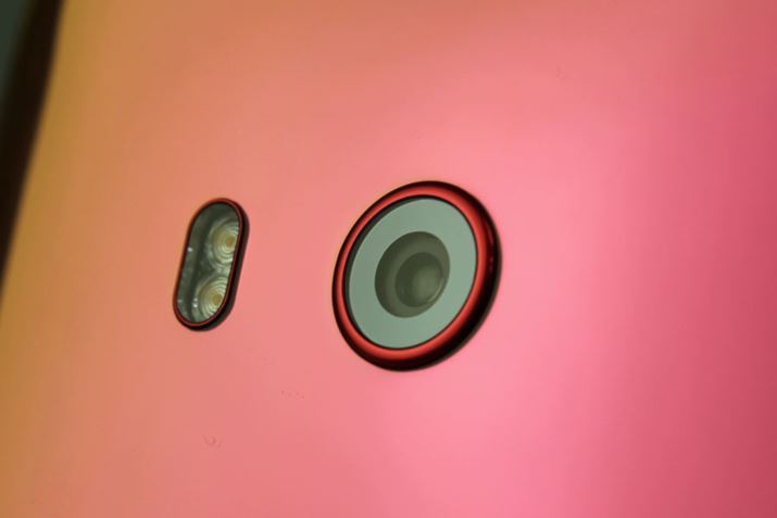 ���C���J�����̓V���O�������Y�BF1.7�̖��邢����a�����Y�⑽��������w��Ԃ�␳�@�\�������ȂǍ����\