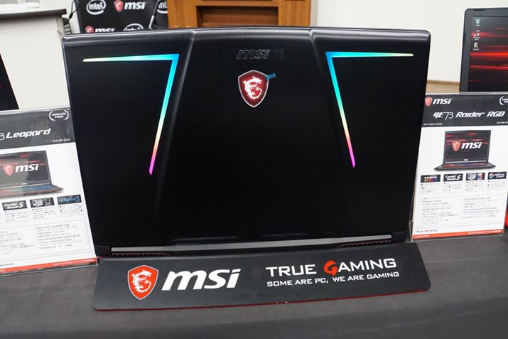 �L�[�{�[�h���������łȂ��A�V�����ɂ��uMystic Litht�v�ƌĂ΂��RGB���C�g�����ڂ��ꂽ�̂�����