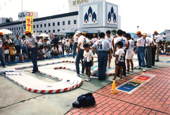 1988�N�ɊJ�Â��ꂽ�A�L�O���ׂ���1����u1988 �W���p���J�b�v�v�̗l�q