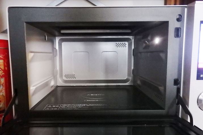 �V��ɓ��ڂ��ꂽ2�{�̉��ԃq�[�^�[���A�H�ނ��ォ����M