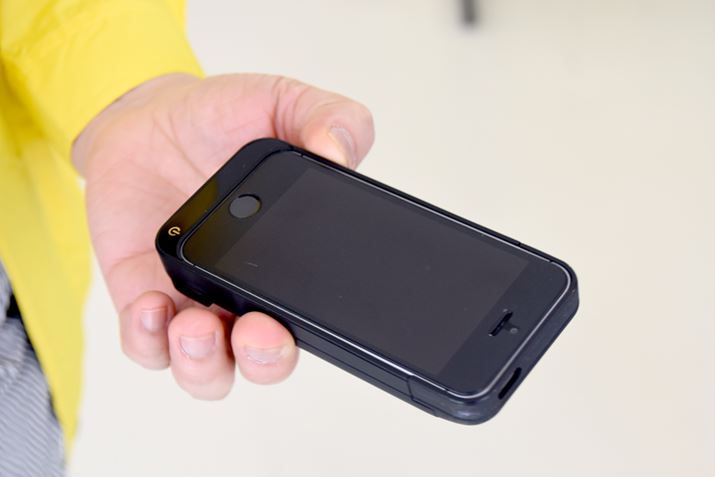 iPhone SE̓obe[P[XtBoCobe[ƂĎgƂ