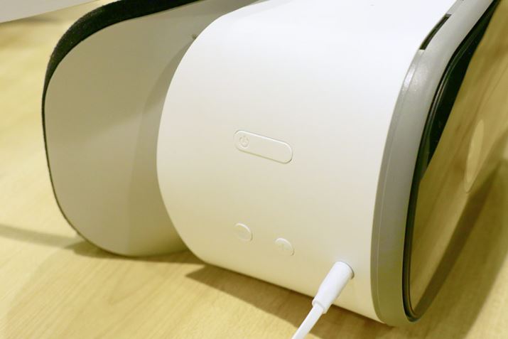 �E���ʂɂ͓d���{�^���≹�ʒ����{�^���A�w�b�h�z���o�͒[�q���z�u����Ă���