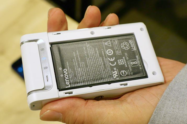 �o�b�e���[�e�ʂ�2200mAh�ŁA�쓮���Ԃ͖�2���ԁB�X�y�A�̃o�b�e���[�����������