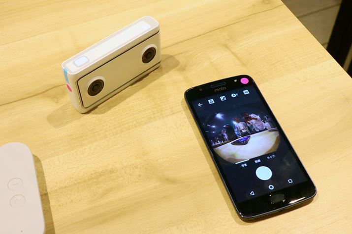 Mirage Camera�Ƀ��j�^�[�͂Ȃ����A�y�A�����O�����X�}�[�g�t�H���̉�ʂ����Ȃ���B�e�ł���