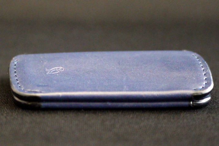 ݂͔w̕1cmقǂŁAʂɂ̓}OlbgtĂ҂ƕ܂B߂ĔL[Jo[ł