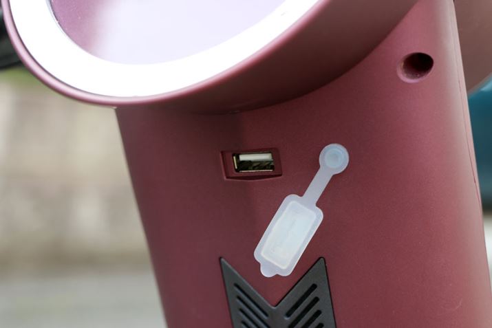 ȂAobe[̓d͂gpAX}[gtHȂǂɏ[dłUSB|[gĂ