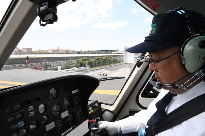 pCbg̘e̐Ȃɏ荞݃cA[ɓsĂ