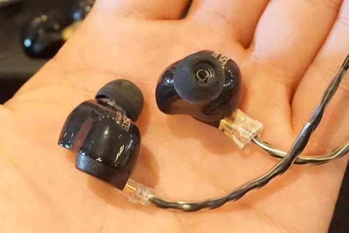 FitearƂ̃R{f2eƂāA425ɃICVbvŌ蔭ꂽuTE100RvBi148,000~iŕʁj