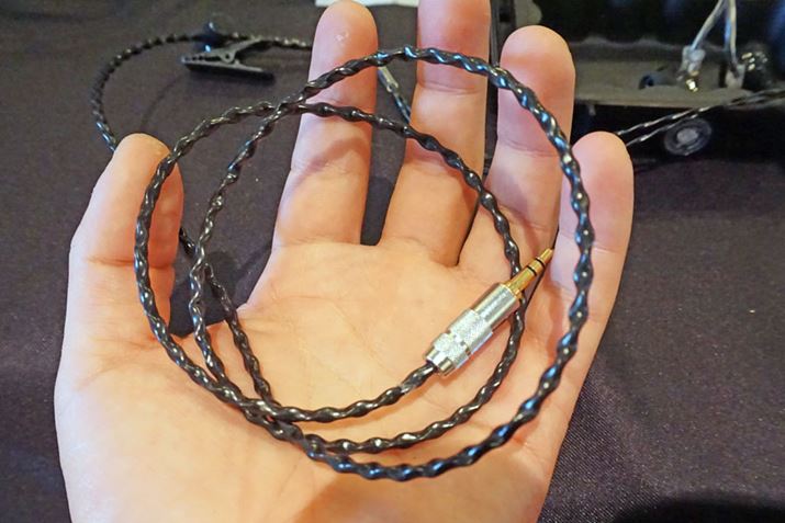 uTE100RvƁuTE200v̕tP[uB܂łFOSTEXP[uFitearP[uɕύXꂽ