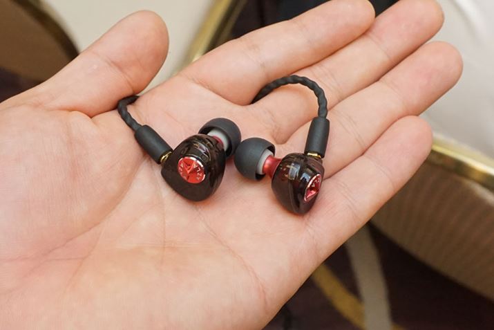 5{ɔ\肵ĂAZLA̍ŐVCzuHORIZONvBuAZLAvƈقȂAhCo[̓_Ci~bN^hCo[1ɁBCzRlN^[MMCX^CvƂȂB̉i32,980~