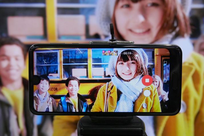 E̓Ǝʐ^𓯎BełuAQUOS R2v