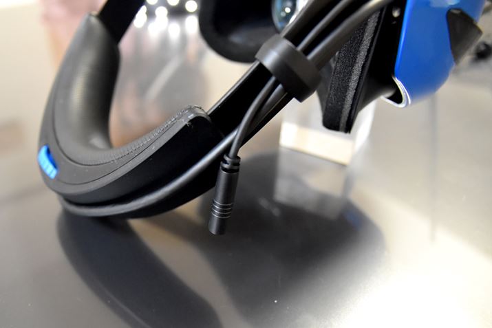 ʂɂ́A3.5mmCzWbNĂAɃCzڑĉ𕷂