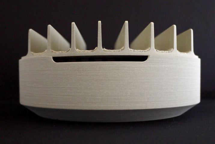 8cmB㕔ɃfoCX𗧂Ċ|gCẢɃP[uoXbg܂