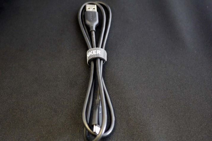 ϋvƏ_ɂꂽUSBP[uB90cmł