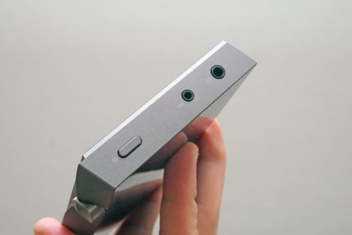 {̏㕔ɂ́Ad{^A3.5mmAoXóA2.5mm4ɃoXo͂p