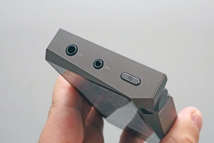 {̏㕔B3.5mmAoXo͂2.5mm4ɃoXóAd{^