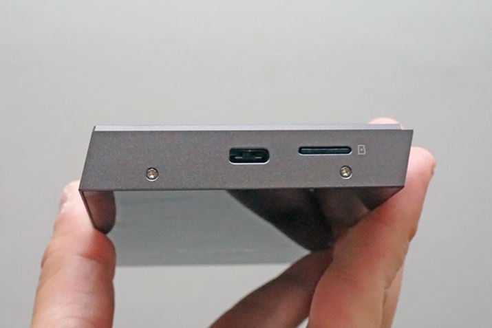 {̒ʂɂ́AUSB Type-C[qƂmicroSD[J[hXbg