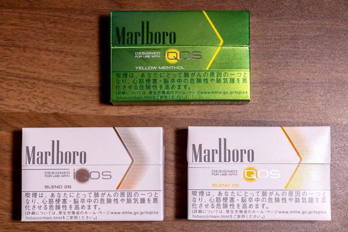 �ΐF�p�b�P�[�W�́u�C�G���[�����\�[���v�i�ʐ^��j�A�u�u���E���v�i�����j�u�I�����W�v�i�E���j