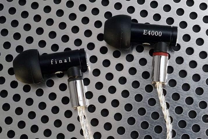 uE4000vɁuE5000vɕtVo[R[gOFCP[u𑕒B̑gݍ킹ɑf炵