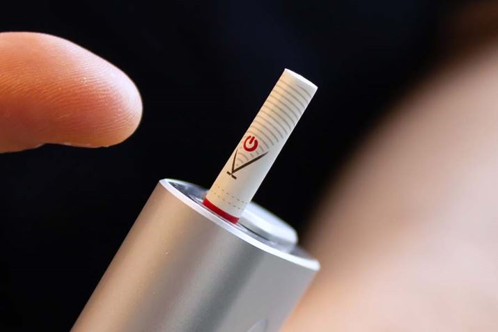 lIXeBbÑtB^[ɏ`ꂽdACRB̕ɃJvZd܂Ă