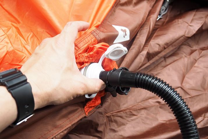 �|���v����L�т�z�[�X�̐�[���A�e���g�̋�C�����镔���ɑ}�����珀������