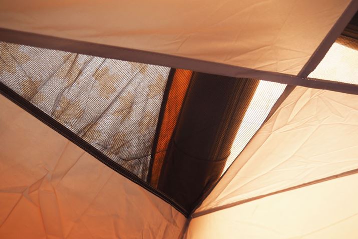 �C���i�[�V�[�g�̓V��ɂ����b�V��������������Ă���A�e���g���ɂ�����M�𓦂����Ă���܂�