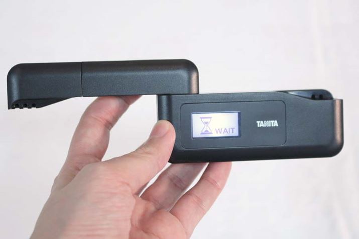 �Z���T�[�������X���C�h�����A�J�������œd��������܂��B����@�\�̗����オ��܂ł�30�b���x