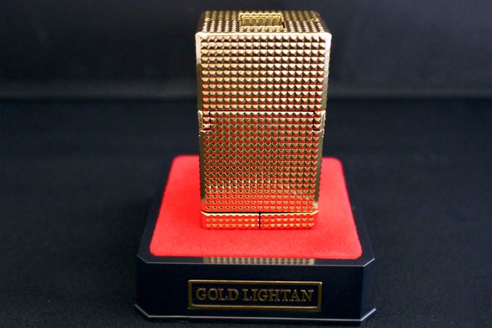 ���̂悤�ɁA���ƐԂƍ��̃R���g���X�g���f����悤�ɂȂ��Ă��܂���