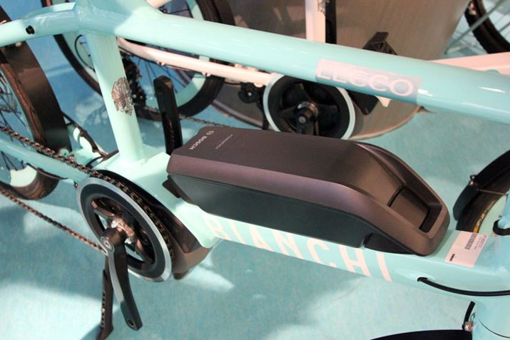 �o�b�e���[�e�ʂ�300Wh�ŁA�A�V�X�g�\�ȋ����͍ő�100km