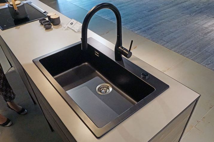 ƑꂽɒF̃VNBh͍hƂZƊE̎v݂łjfUC