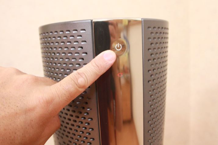 �{�̂ɓ��ڂ��Ă���B��̃{�^�����I��/�I�t�B�^�b�`�Z���T�[�Ȃ̂ŁA������ƐG��邾���ō쓮���܂�