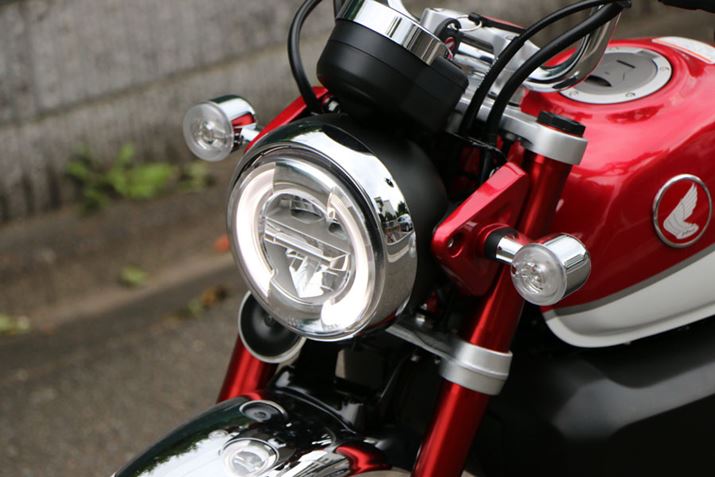 �w�b�h���C�g��E�C���J�[�̌`��͏]�����f���̃C���[�W���p�����Ă��邪�ALED���̗p