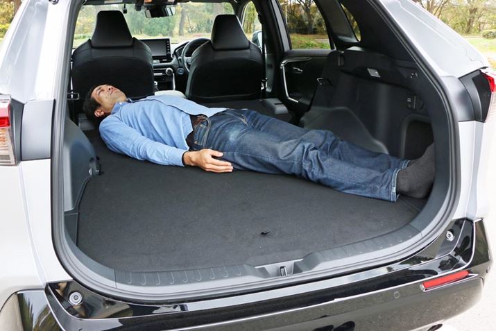 AQXy[X̏͌Ȃtbgɋ߂Aԑ̂ɑ΂Ď΂߂ɉɂȂΑ܂ŐL΂ĉKɐQBʐ^RAV4 PHVARAV4AQXy[X͂قړ