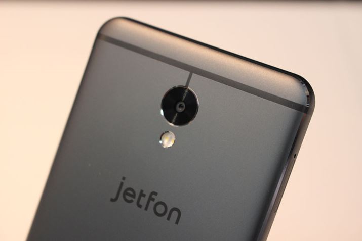 ���C���J�����́A��1,300����f�B�Ȃ��AFREETEL�ۗ̕L����J�����Z�p�͓�������Ă��Ȃ�