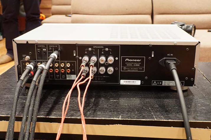 uA-40AEv̔wʃC^[tFCXBfW^͓͂ƌ2npӂĂ