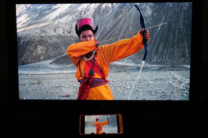 t@Xj^[AQUOS R2̕\fcтŔrĂAFƖÂ̈ۂ߂