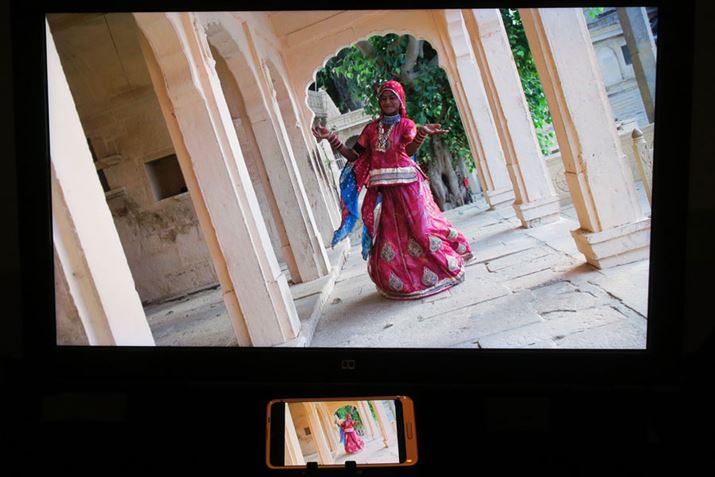 AQUOS R2̂ق邭ʂBFႤApɂ̂낤