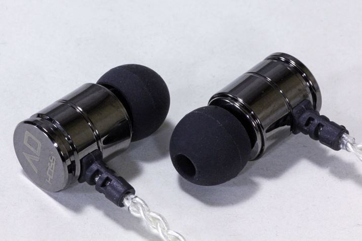 uD6v➑͈̗̂pBhCo[jbǵAa10mm̃_Ci~bN^gĂ