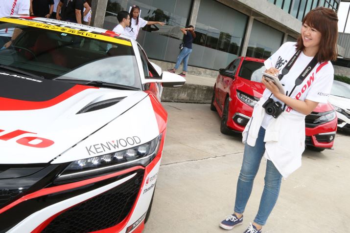 EOS Kiss M̑傫𑪂邽߁A[^[W[iXg̖cqɎ񂩂Ԃ牺Ă炢܂