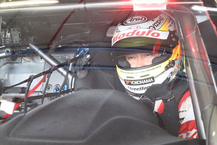 EOS Kiss ḾuAFv́AwbgoCU[tgKX̏ォłI̓߂炦܂