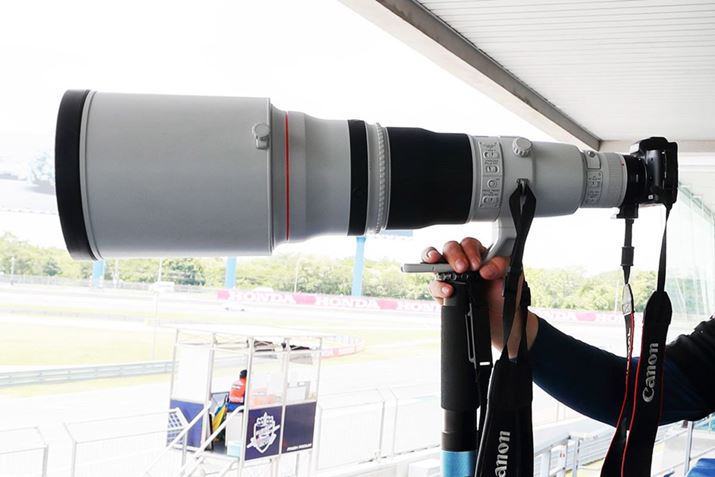 ߂ɁAEOS Kiss M100~I[o[̃YuEF600mm F4L IS II USMv𑕒