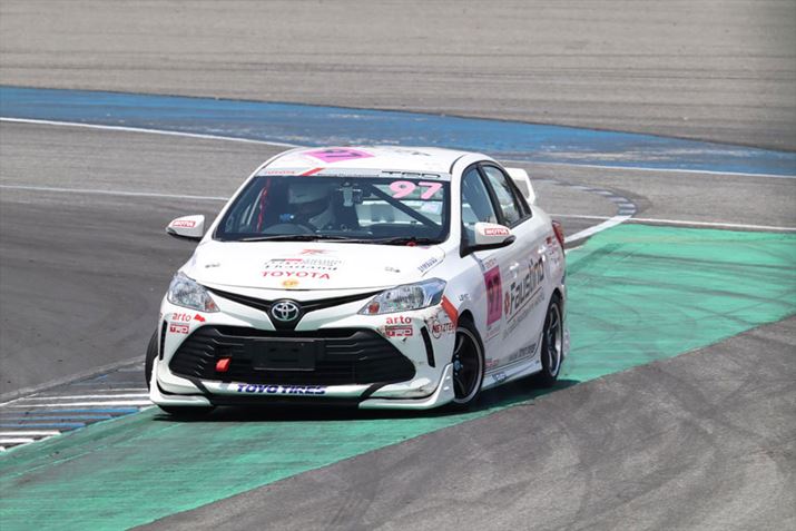 EOS Kiss MɁA100~I[o[̃YuEF600mm F4L IS II USMv𑕒ĎBe