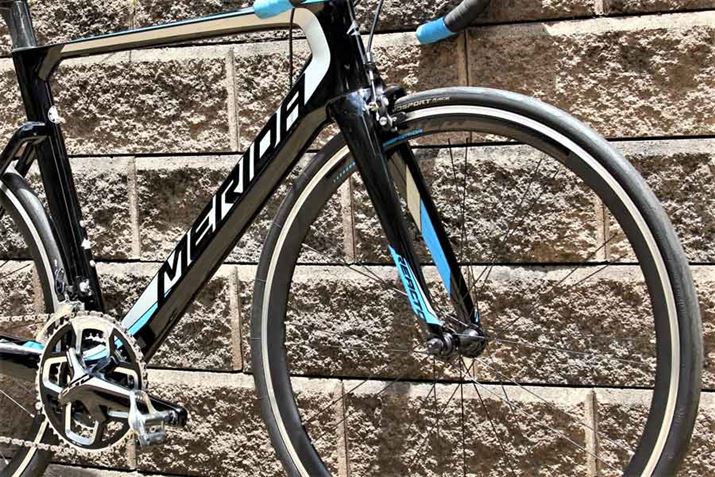 �X�g���[�g�Ȍ`��̃t�����g�t�H�[�N�́A����ɂ����Ă����芴�̂���n���h�����O������