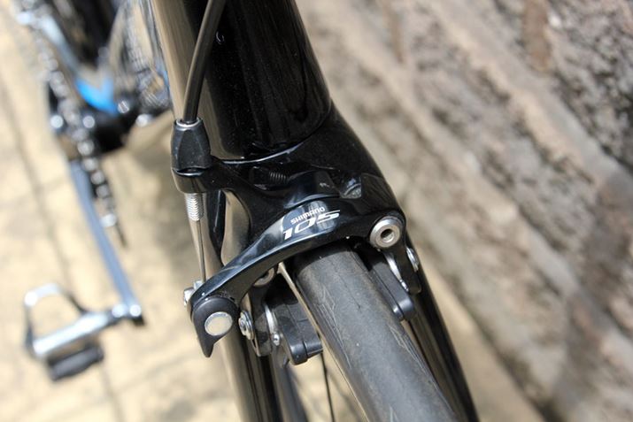 �t�����g�u���[�L�́A�����͂������_�C���N�g�}�E���g�́u�V�}�m 105�v���̗p