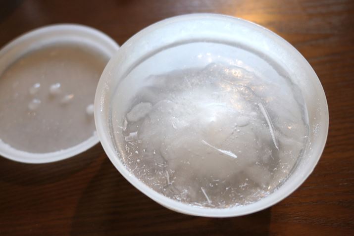 ������͗Ⓚ�ɂ���o�����΂���̕X�B�\�ʂ������������Ă��܂�