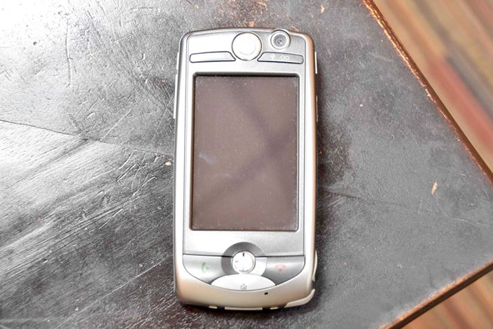 ̃X}[gtHƂقړ`ĂuFOMA M1000vBtuEU𓋍ڂĂ