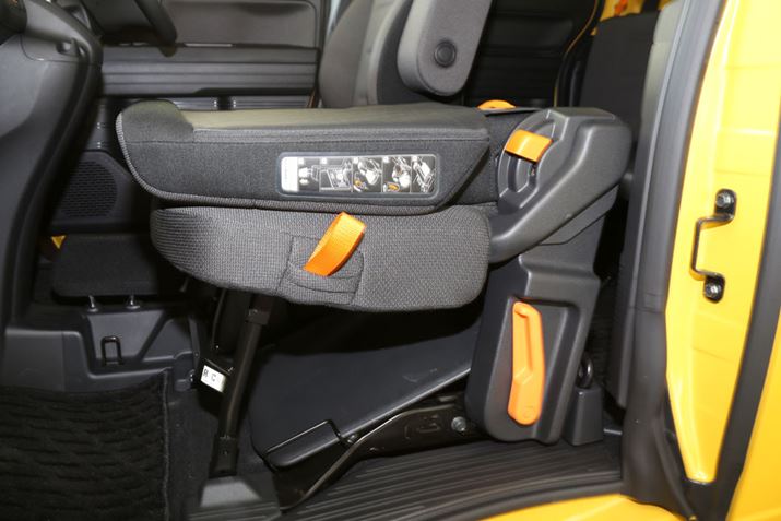 z_uN-VANvł͎ԓ̑샌o[IWFɒFĂ̂ŁAoIɂ킩₷