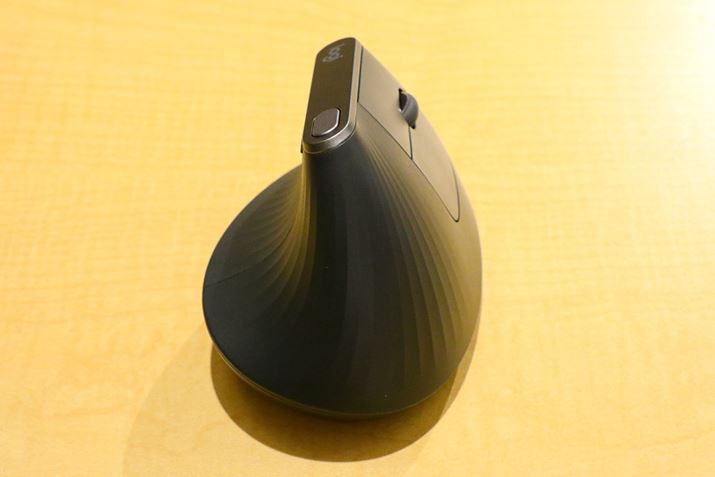 �N�̎�ɂ��t�B�b�g����Ƃ�������̌`�B�\�ʂ͖͗l���^�����������o�[�f�ނŁA�����O���b�v���������Ă���