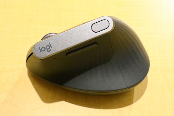 �e�w��u���T�����X�g�B���̏�ɂ�2�̃J�X�^�}�C�Y�\�{�^�������ڂ����