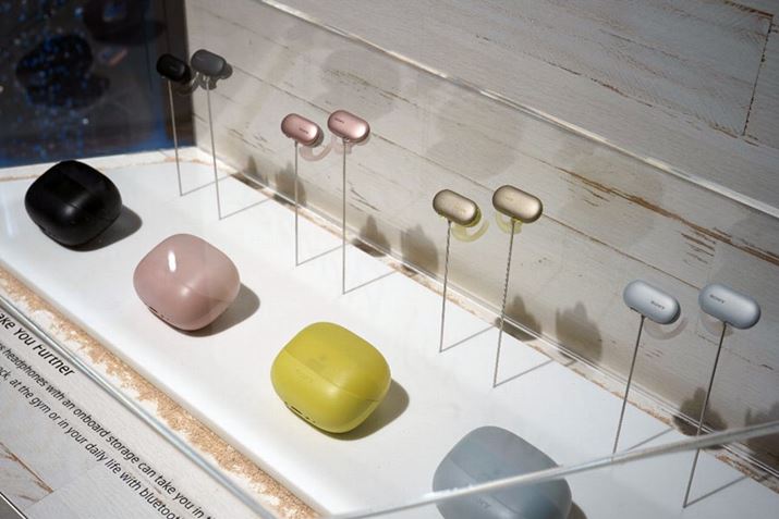 �S4�F�̃J���[��W�J